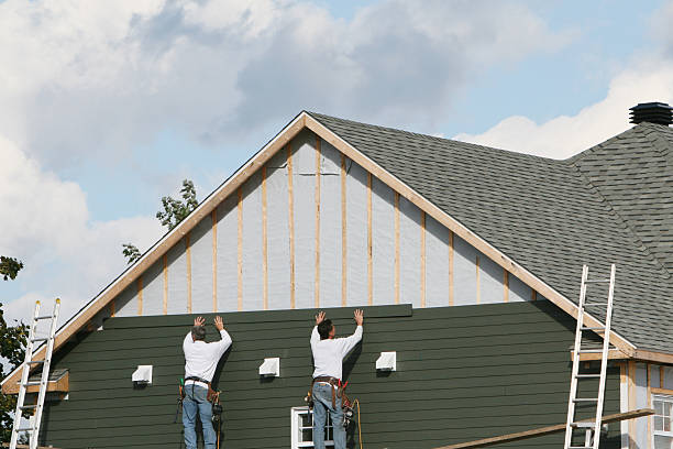 Professional Vinyl Siding technician working in Centereach, NY